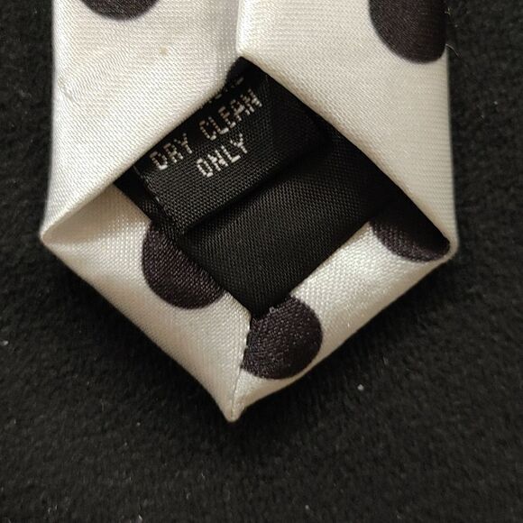 MEN'S ST. PATRICK WHITE/BLACK POLKA DOT TIE AND POCKET SQUARE SET. - Picture 5 of 5